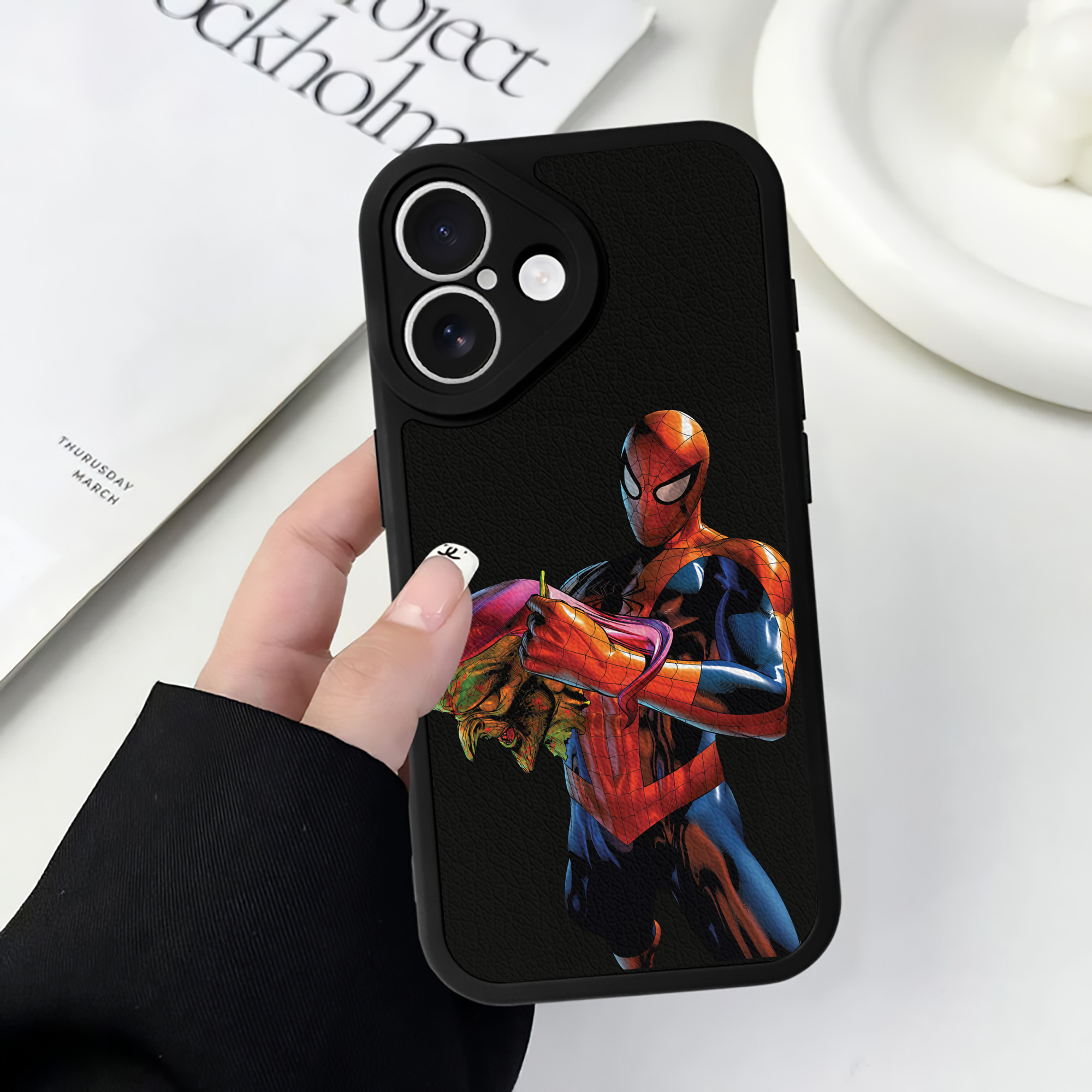 Spider Man スパイダーマン 【iPhone 16シリーズ対応】シリコンスマホケース（レザー調） 材質：シリコン